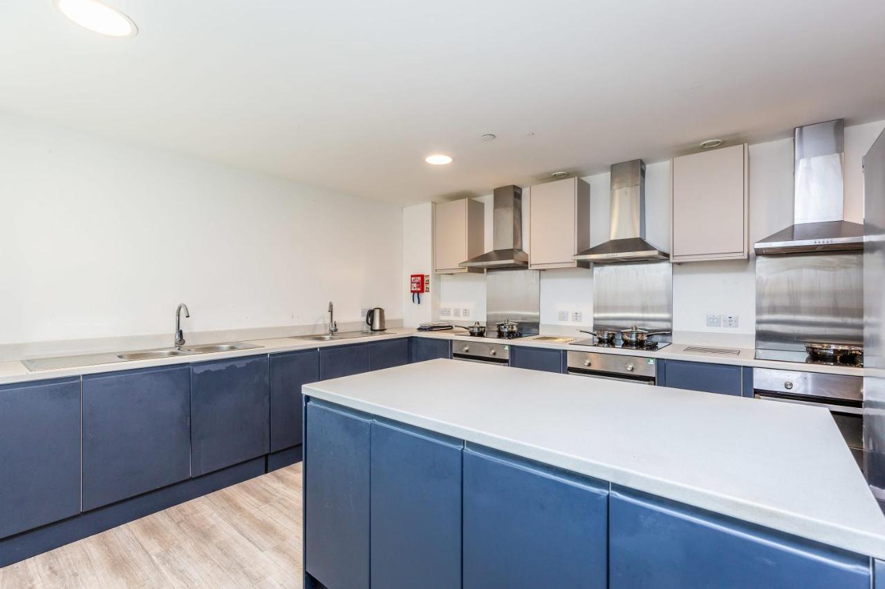 Spacious Ensuite Room With Shared Kitchen Линкольн Экстерьер фото