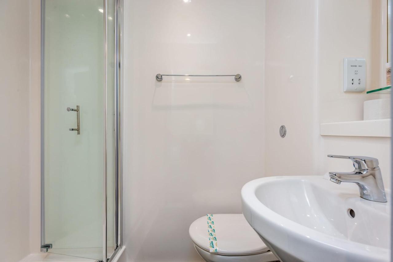 Spacious Ensuite Room With Shared Kitchen Линкольн Экстерьер фото